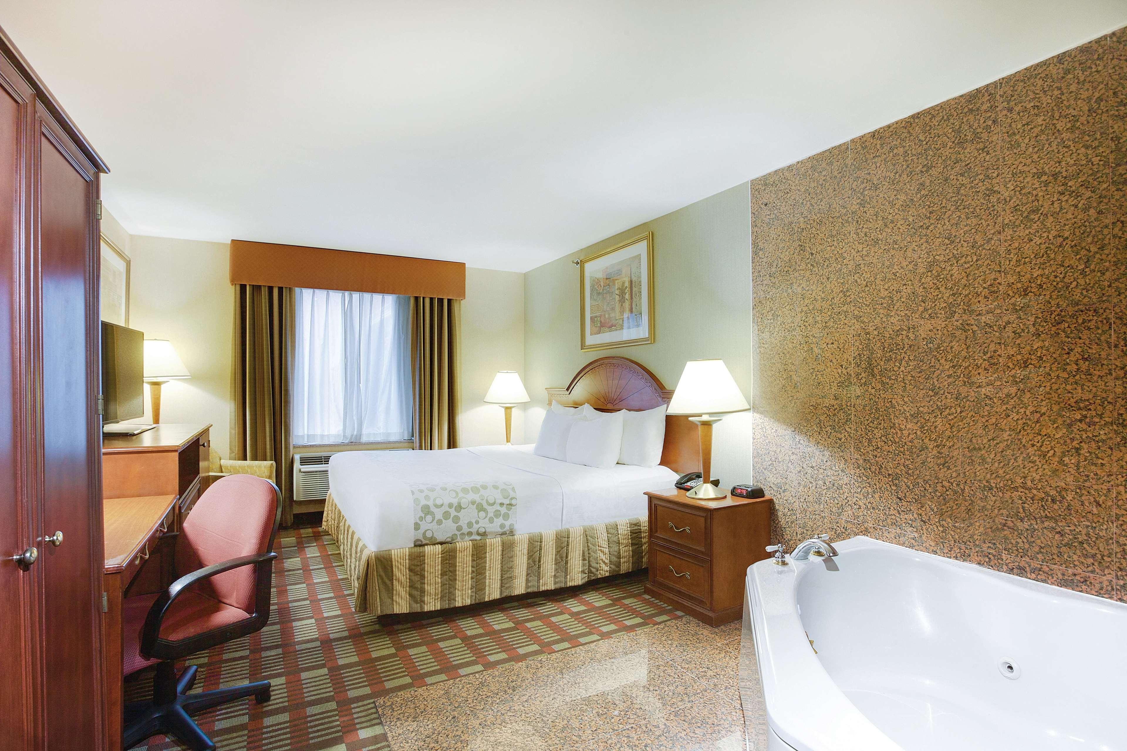 La Quinta Inn By Wyndham Queens Нью-Йорк Екстер'єр фото