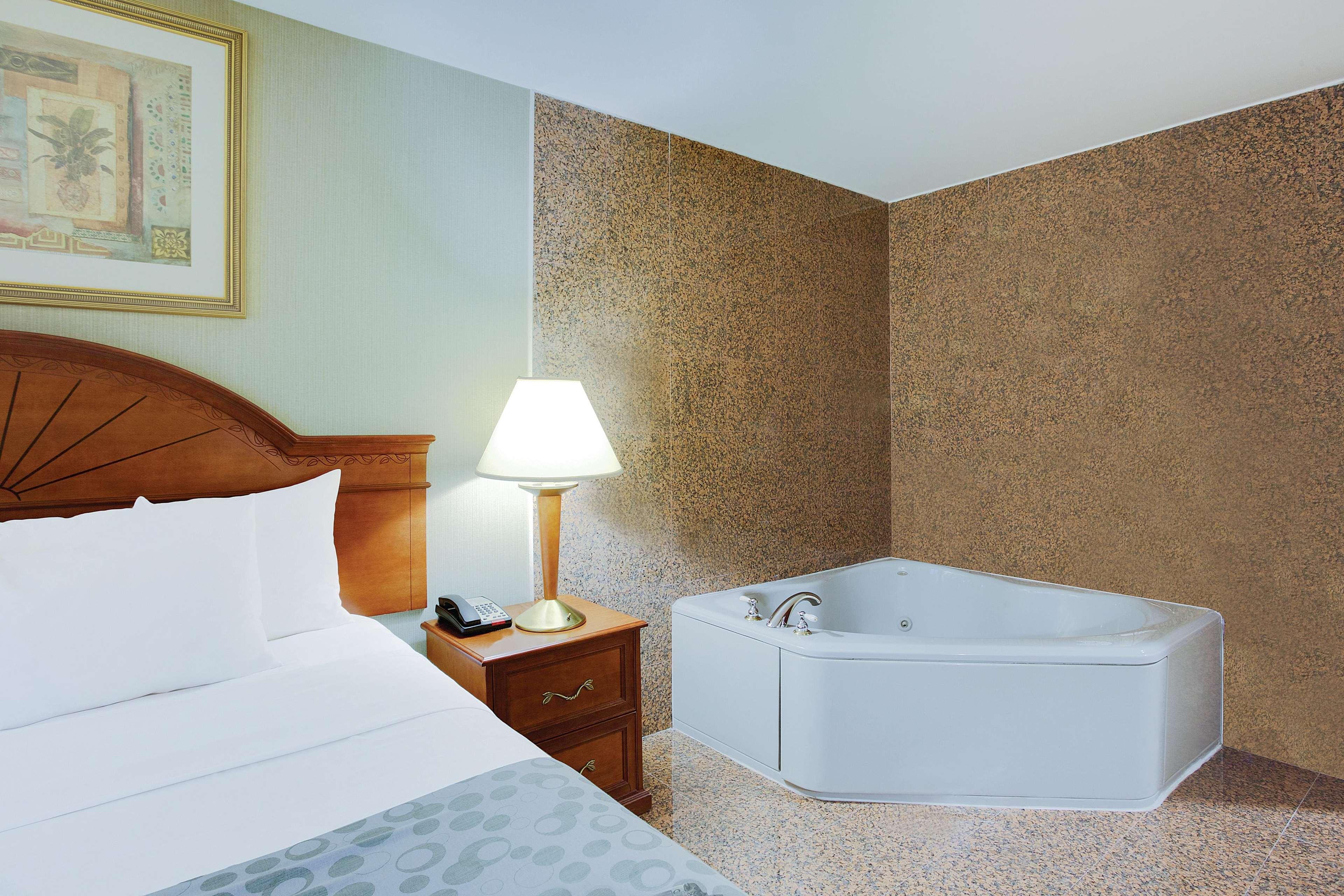 La Quinta Inn By Wyndham Queens Нью-Йорк Екстер'єр фото